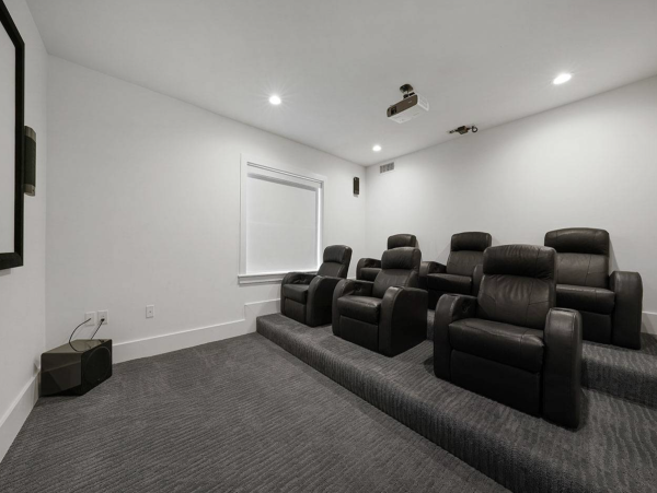 Beachfront Luxury Six Bedroom Vacation Rental in Destin with Rooftop Pool
